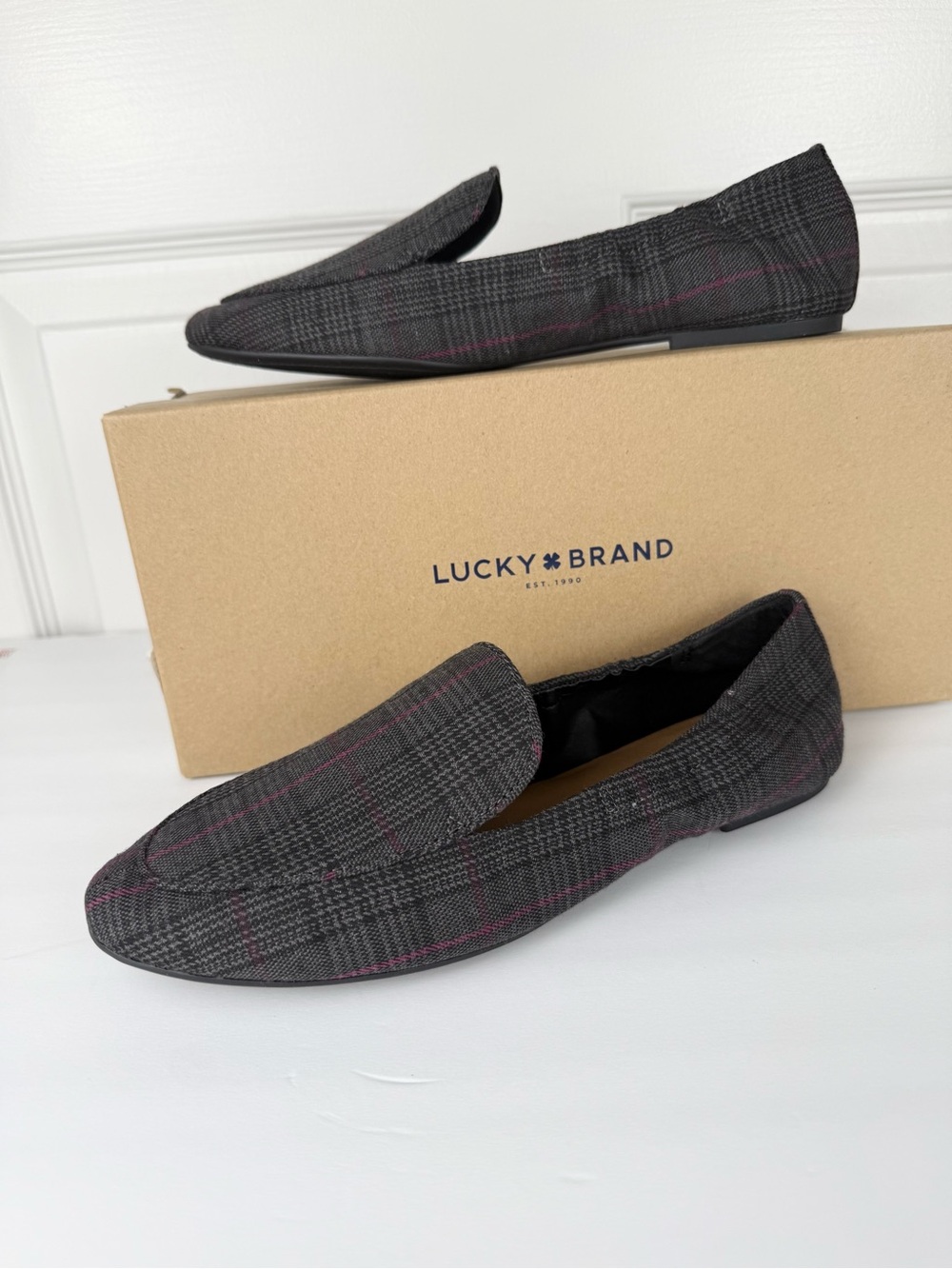 NIB Lucky Brand Charcoal Plaid Loafers with Burgundy Stripe 9 M